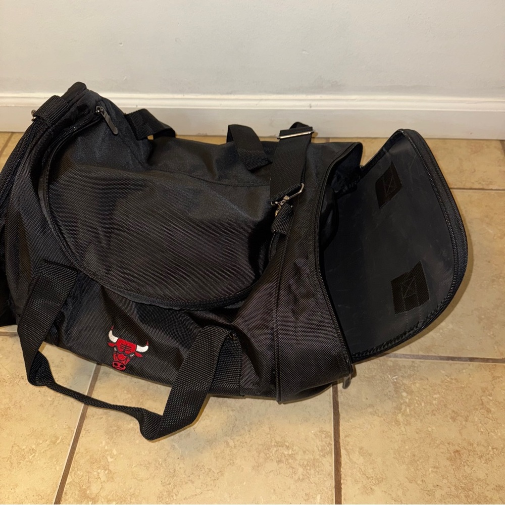 Chicago Bulls Duffle Bag - Picture 5 of 12